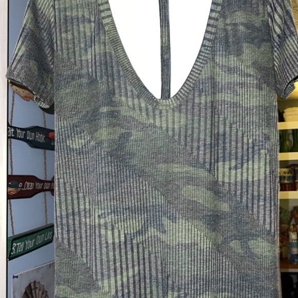 FIRST LOVE WOMANS SHORT SLEEVE CAMO GREEN BLOUSE - Picture 4 of 5
